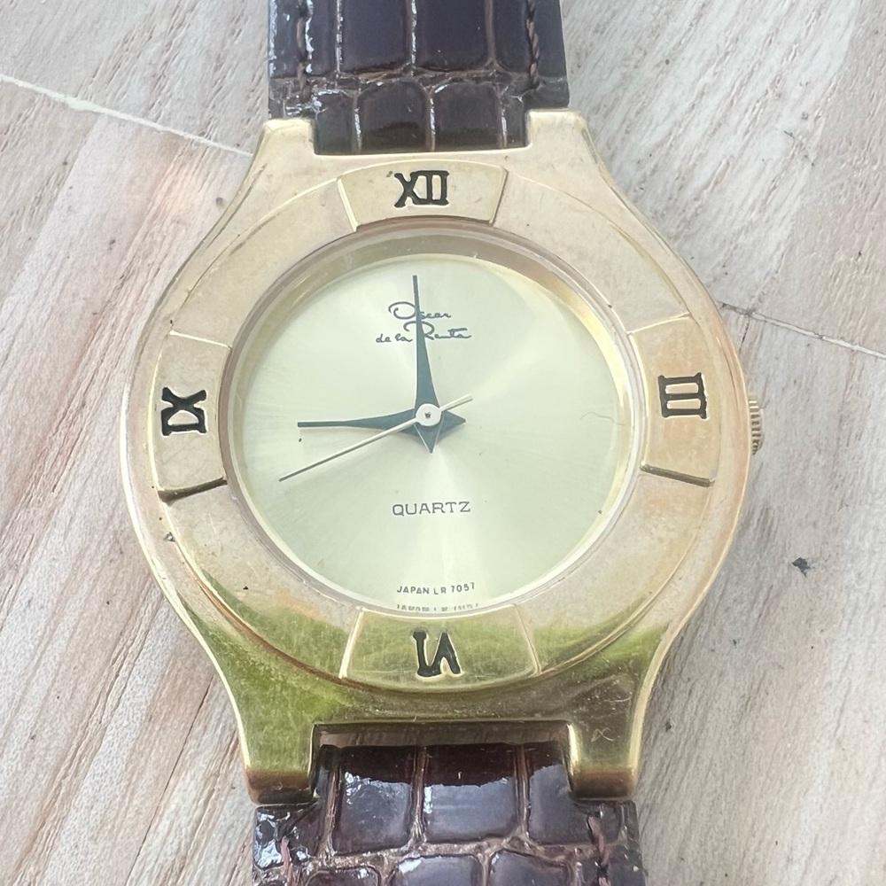 Oscar de la Renta Ladies gold tone brown Leather dress Watch NEW BATTERY